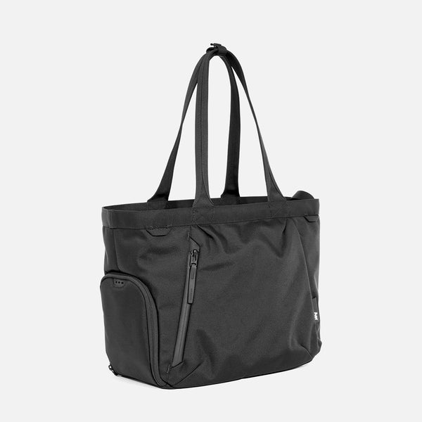AER11018_gymtote2_black_34hero