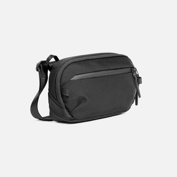 AER21072_1_daysling4_black_34h